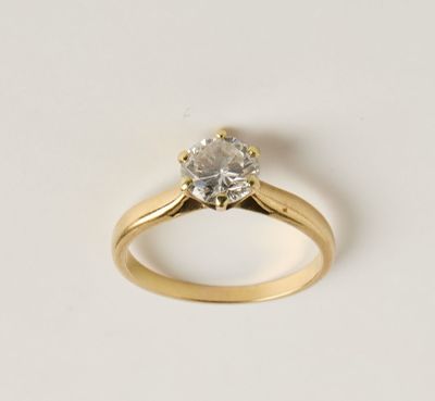 un gros plan sur une bague de fiançailles en or sertie d'un diamant