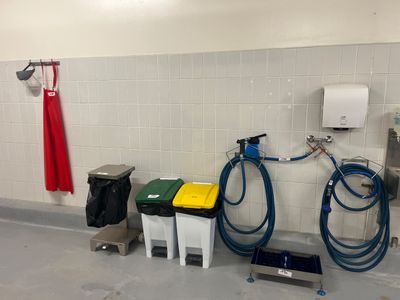 une pièce où il y a tout un tas de tuyaux accrochés au mur
