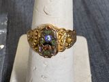 une bague en or sertie d'une pierre multicolore