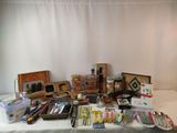 une table sur laquelle se trouvent de nombreux objets