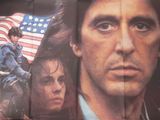 une vieille affiche de cinéma représentant un homme tenant un pistolet à la main