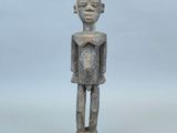 l'image d'une statue d'un homme avec un chapeau sur la tête