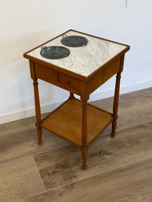 une petite table en bois avec un plateau en marbre