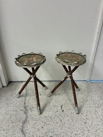 Paire de sellettes vintage tripodes, le plateau à décor de dessin