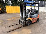 un chariot élévateur à fourche garé dans un parking