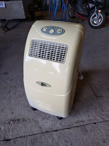 Climatiseur avec tuyau d'évacuation