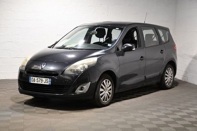 la photo d'une petite voiture noire garée dans un garage