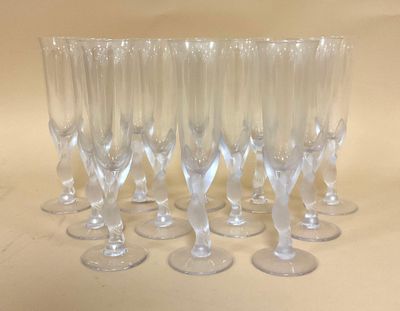 six verres à vin transparents sont alignés sur une table