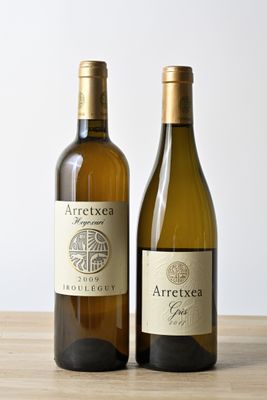 deux bouteilles de vin posées sur une table l'une à côté de l'autre
