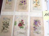 beaucoup de cartes ornées de fleurs posées sur une table