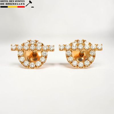 une paire de boucles d'oreilles en or et diamants sur fond blanc