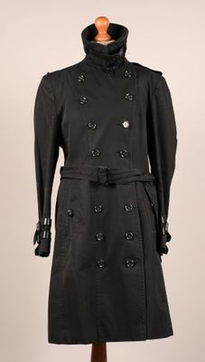 un trench-coat noir sur un mannequin, un mannequin, un mannequin, un mannequin, un mannequin, un mannequin, un mannequin, un mannequin, un mannequin, un mannequin, un mannequin, un mannequin, un mannequin, un mannequin, un mannequin, un mannequin, un mannequin, un mannequin, un mannequin, un mannequin, un mannequin, un mannequin, un mannequin, un mannequin, un mannequin, un mannequin, un mannequin, un mannequin, un mannequin, un mannequin, un mannequin, un mannequin, un
