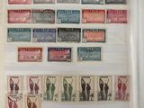 la photo d'un livre portant de nombreux timbres