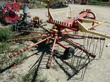un tracteur garé sur un terrain en terre battue