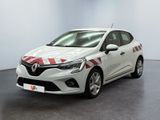 une voiture blanche à rayures rouges et blanches garée dans une pièce