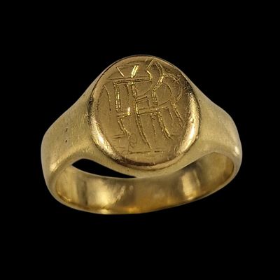 une image représentant une bague en or sur laquelle est gravée une pièce de monnaie romaine