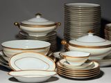plusieurs assiettes et bols posés sur une table