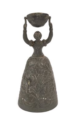 une statue représentant une femme tenant un bol sur la tête