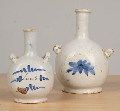 deux vases posés sur une table