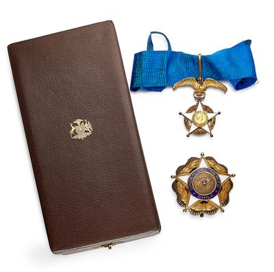 un livre, une médaille et un marque-page posés les uns à côté des autres