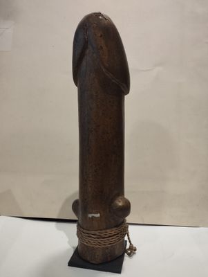 EROTISME Phallus géant en bois doré , gravé de signes ésothe…