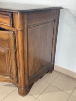 Buffet bas en noyer mouluré de réserves, ouvrant à deux tiro… (photo 4)