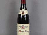 une bouteille de vin posée sur une table