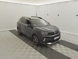 une photo d'un SUV gris garé dans un garage