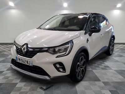 la voiture blanche est garée sur un sol en damier dans le garage