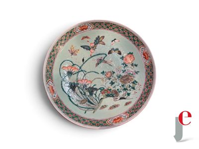 une assiette décorée de fleurs et d'oiseaux