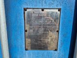 une plaque métallique fixée sur le côté d'un mur bleu
