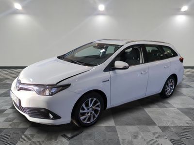 La Toyota Corolla blanche est garée sur un sol carrelé à damier.