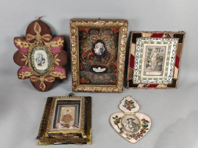 trois photos encadrées et une photo d'une femme portant un chapeau