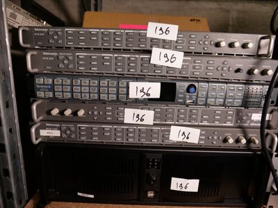 de nombreux types d'équipements électroniques différents dans un rack