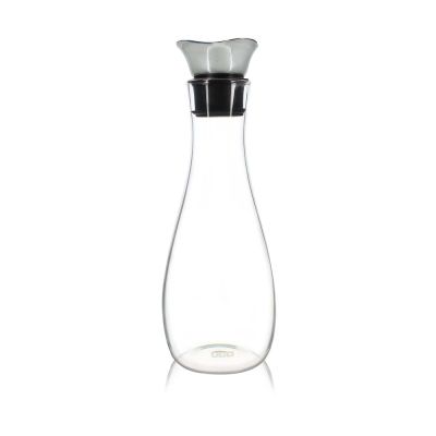 un gros plan d'une carafe en verre avec un couvercle noir