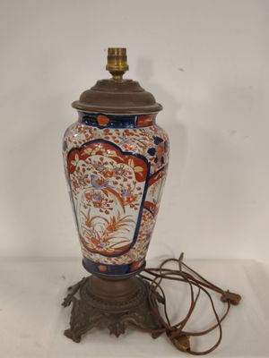 une lampe posée sur une table et munie d'un cordon