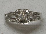 une image d'une bague en diamant sur une table