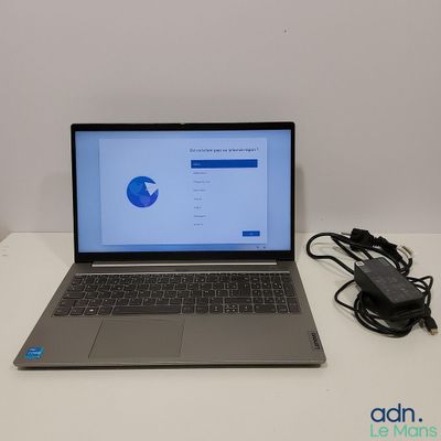 un ordinateur portable posé sur une table avec un chargeur