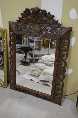 deux miroirs placés l'un à côté de l'autre dans une pièce