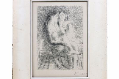 un dessin représentant une femme assise sur une chaise, dans un cadre blanc