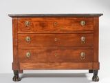 commode ancienne avec dessus en marbre et poignées en laiton