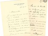 deux vieilles lettres sont posées sur une feuille de papier