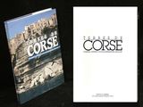 deux livres posés l'un à côté de l'autre sur une table