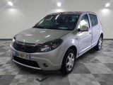la photo d'une petite voiture argentée garée dans un garage