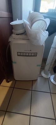 un petit réfrigérateur sur lequel sont posées plein de choses