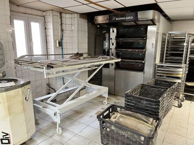 une grande cuisine remplie de nourriture