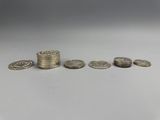 une pile de pièces posées les unes à côté des autres sur une table
