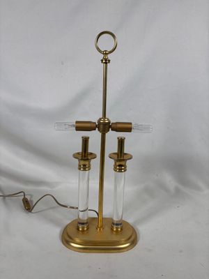 une image représentant une lampe de table en laiton et en verre sur fond blanc