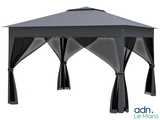 un gros plan d'un gazebo noir orné de rideaux