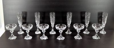 de nombreux verres à vin alignés sur une table noire